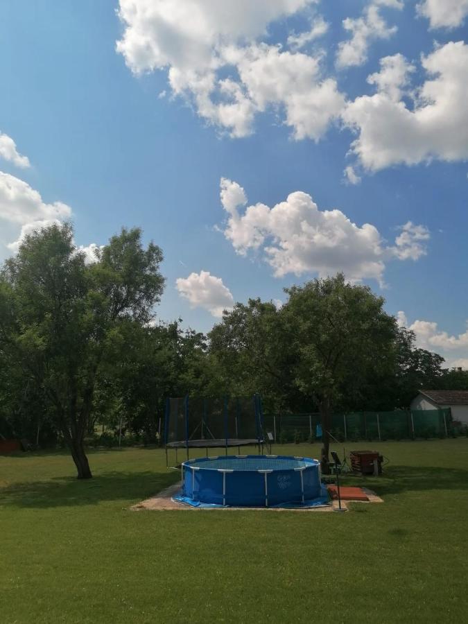 לינה וארוחת בוקר Apostag Casa Napsugar Panzio מראה חיצוני תמונה